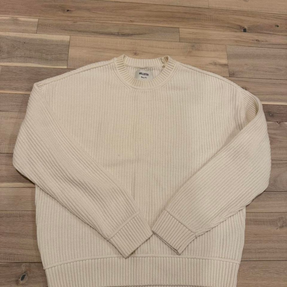 Hollister cream crewneck sweater Size M